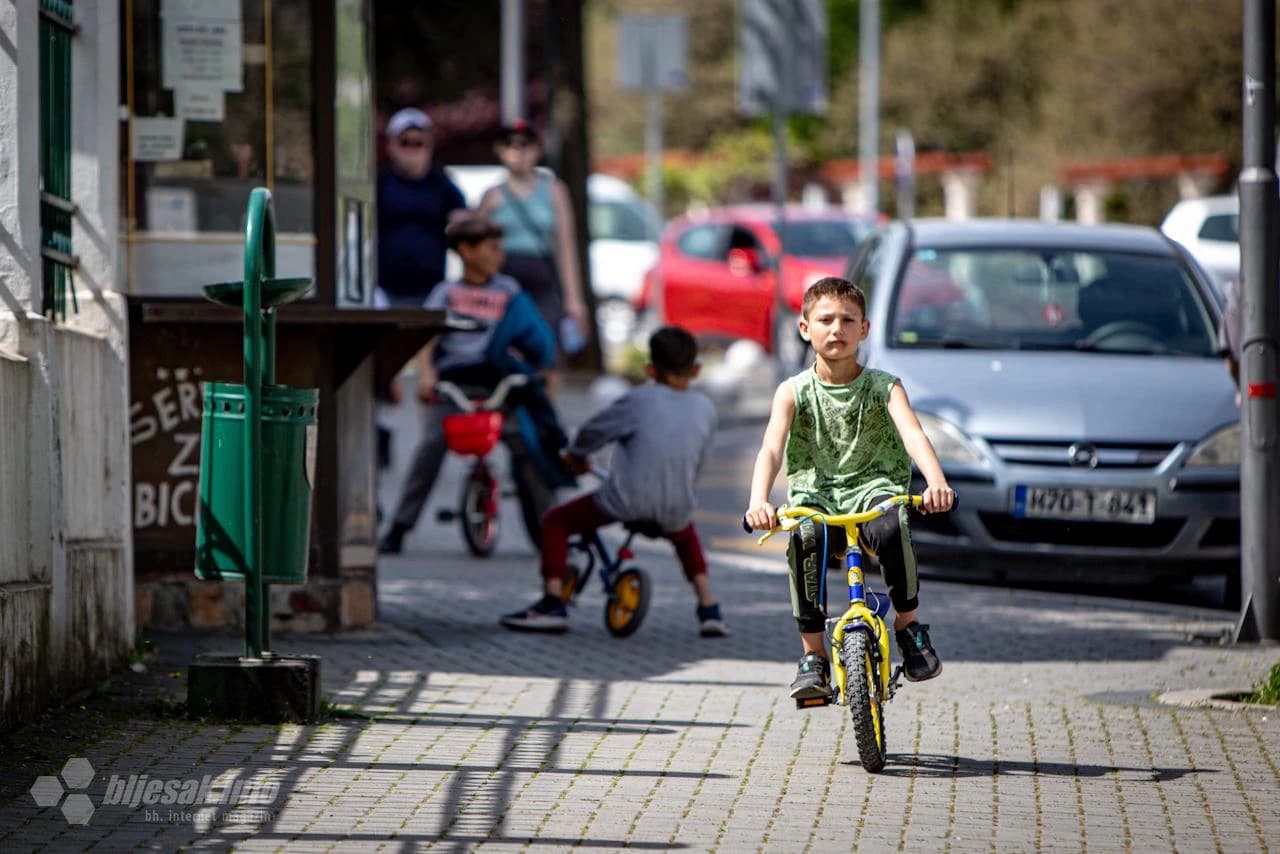 Dječak vozi biciklo
