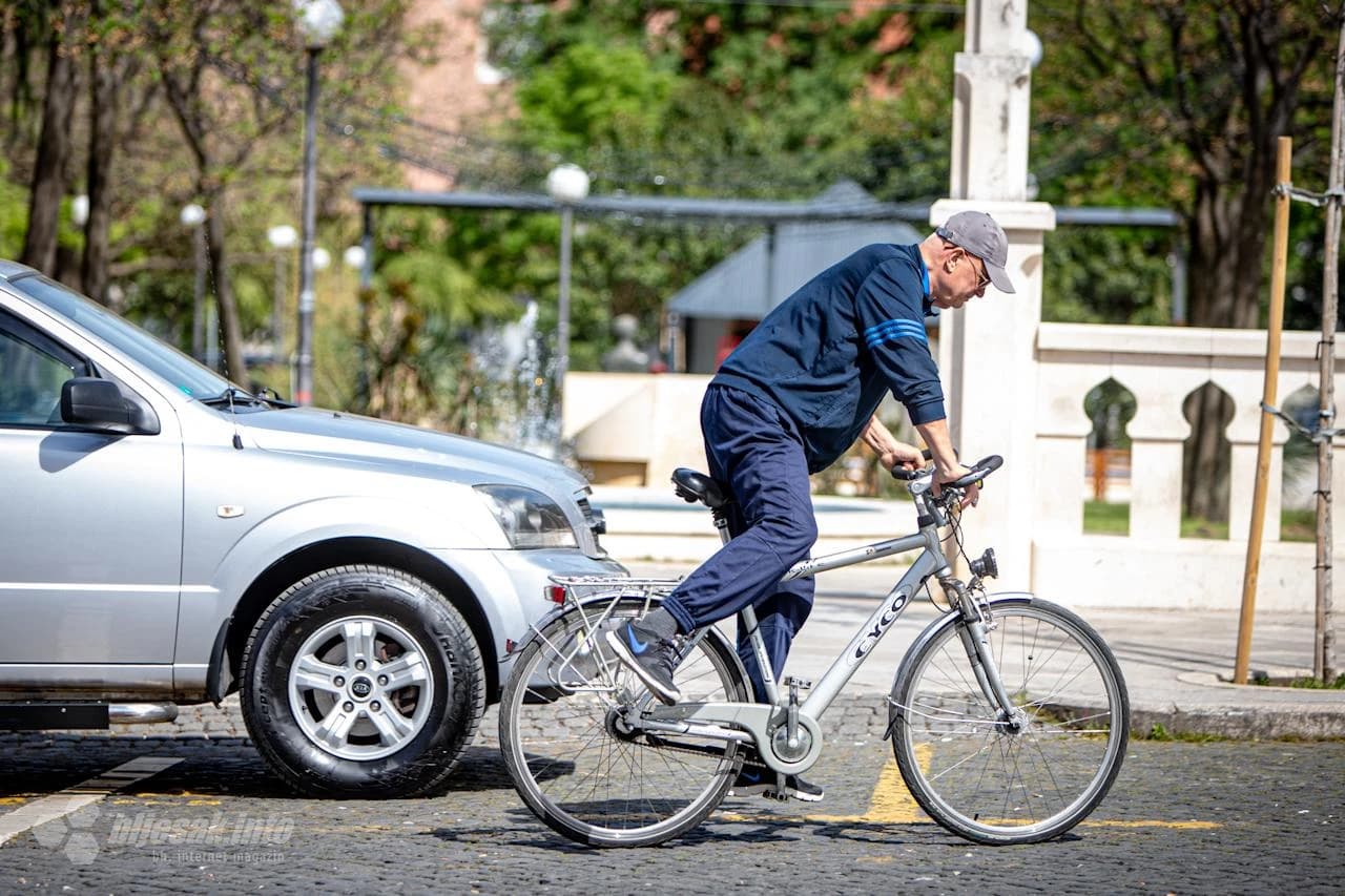 Čovjek vozi biciklo