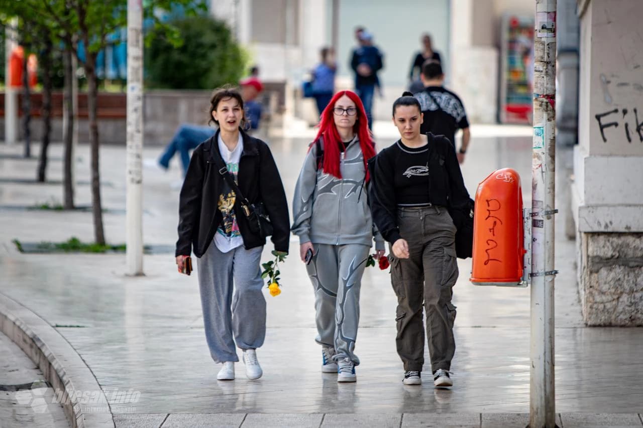 Djevojke šetaju gradom