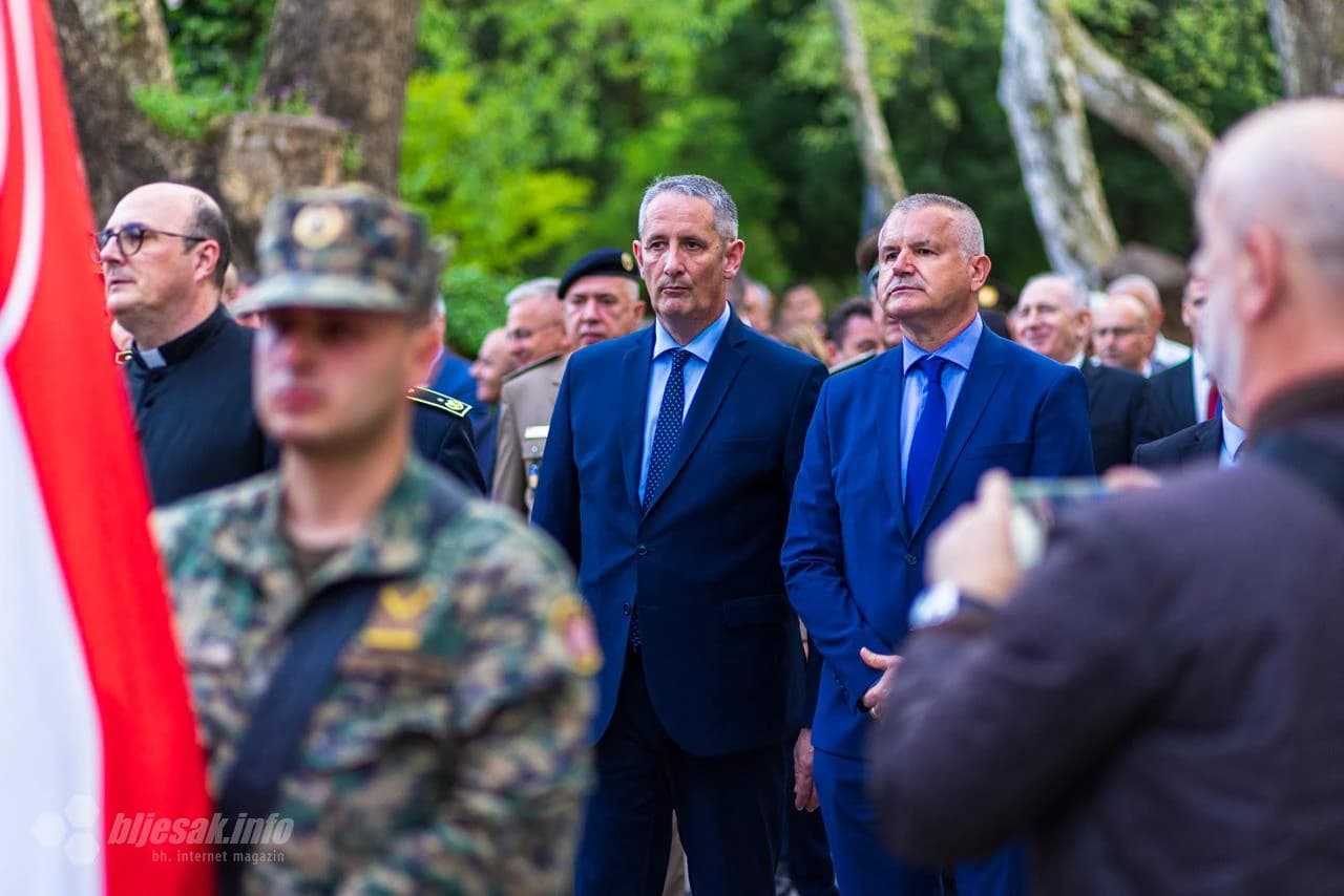 32. obljetnica osnutka HVO-a - mimohod i paljenje svijeća u Mostaru