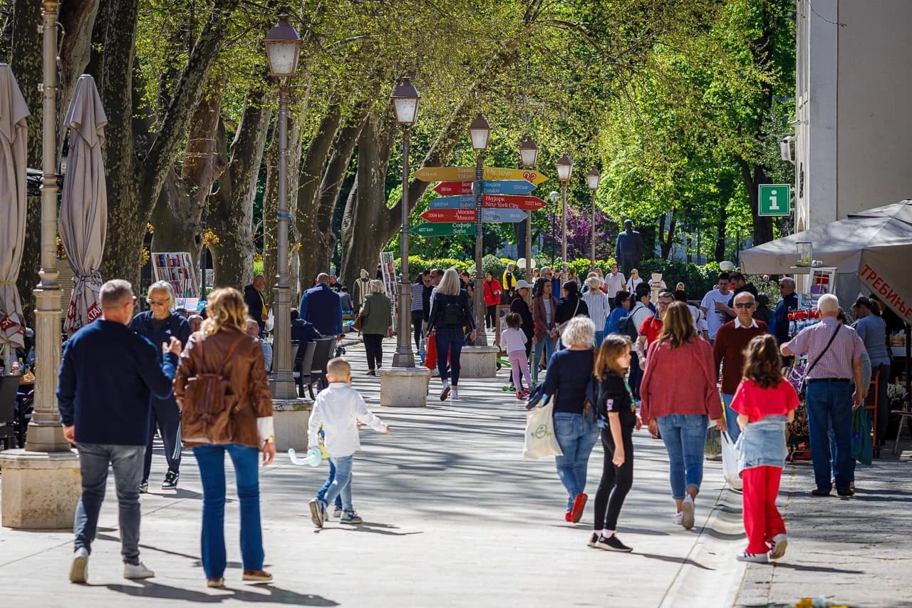 Brojni Trebinjci dan su iskoristili za šetnju