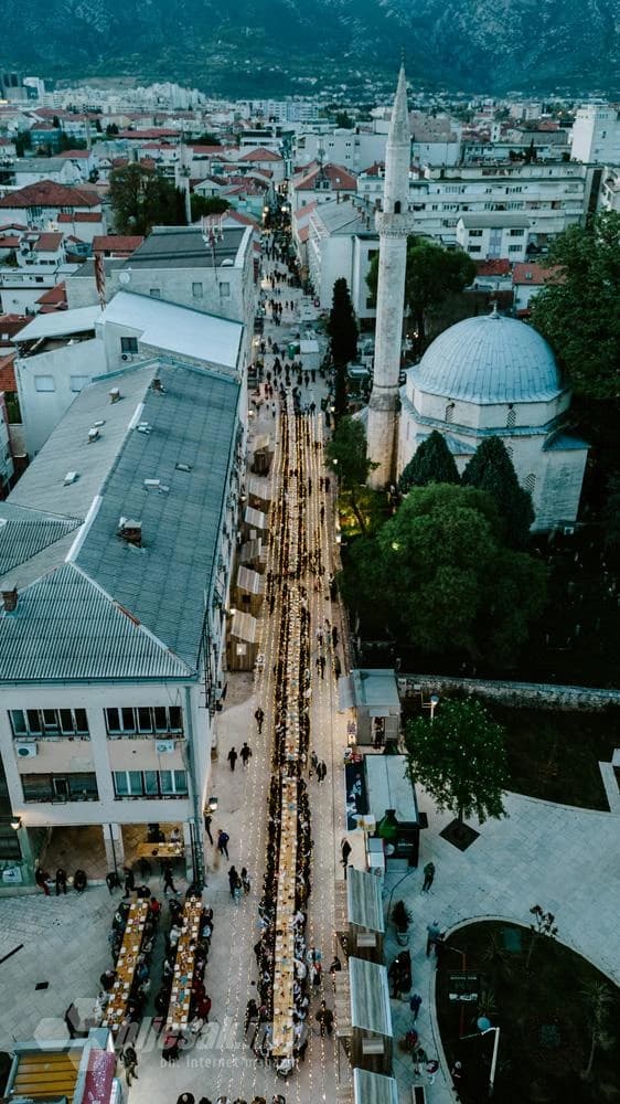 Mostarci zajedno iftarili u Fejićevoj ulici