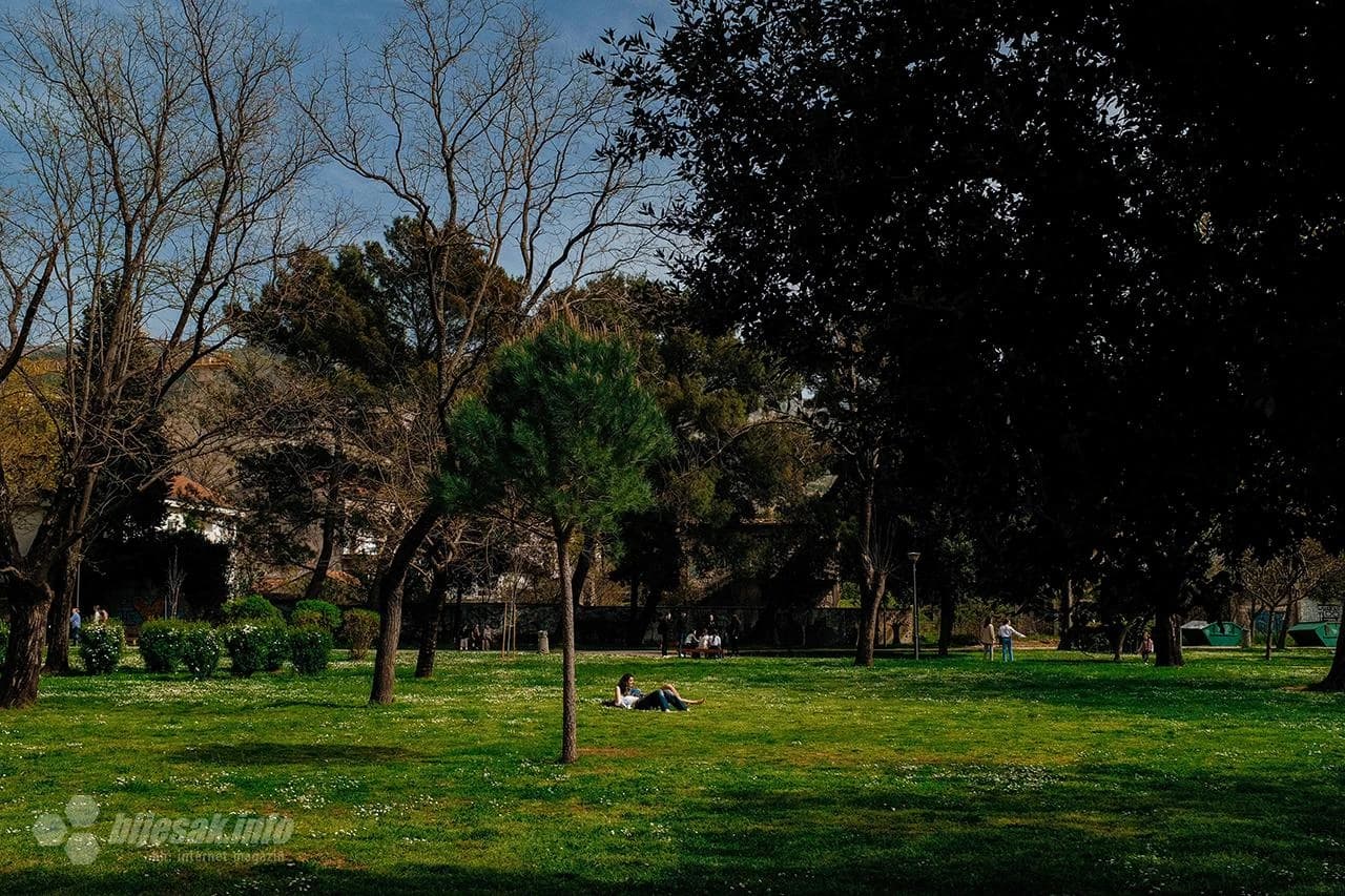 Neradni ponedjeljak neki su proveli izležavajući se na travi u parku