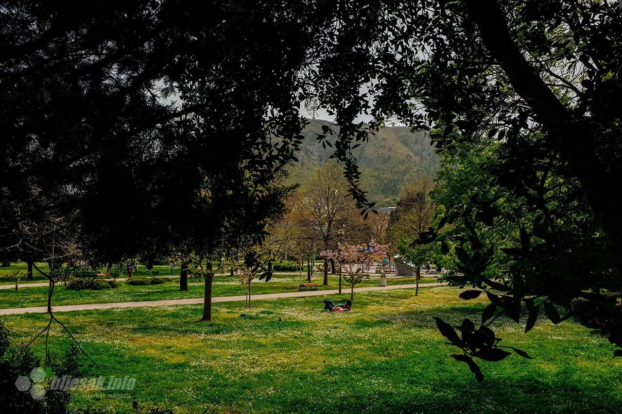 Neradni ponedjeljak neki su proveli izležavajući se na travi u parku