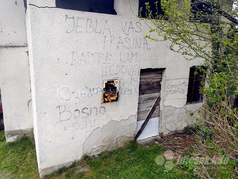 Grafit na bijeloj kući