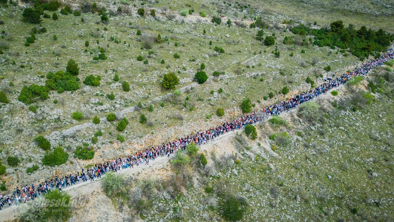 Uz župljane svih mostarskih župa procesiji su se pridružili i branitelji i pripadnici oružanih snaga BiH