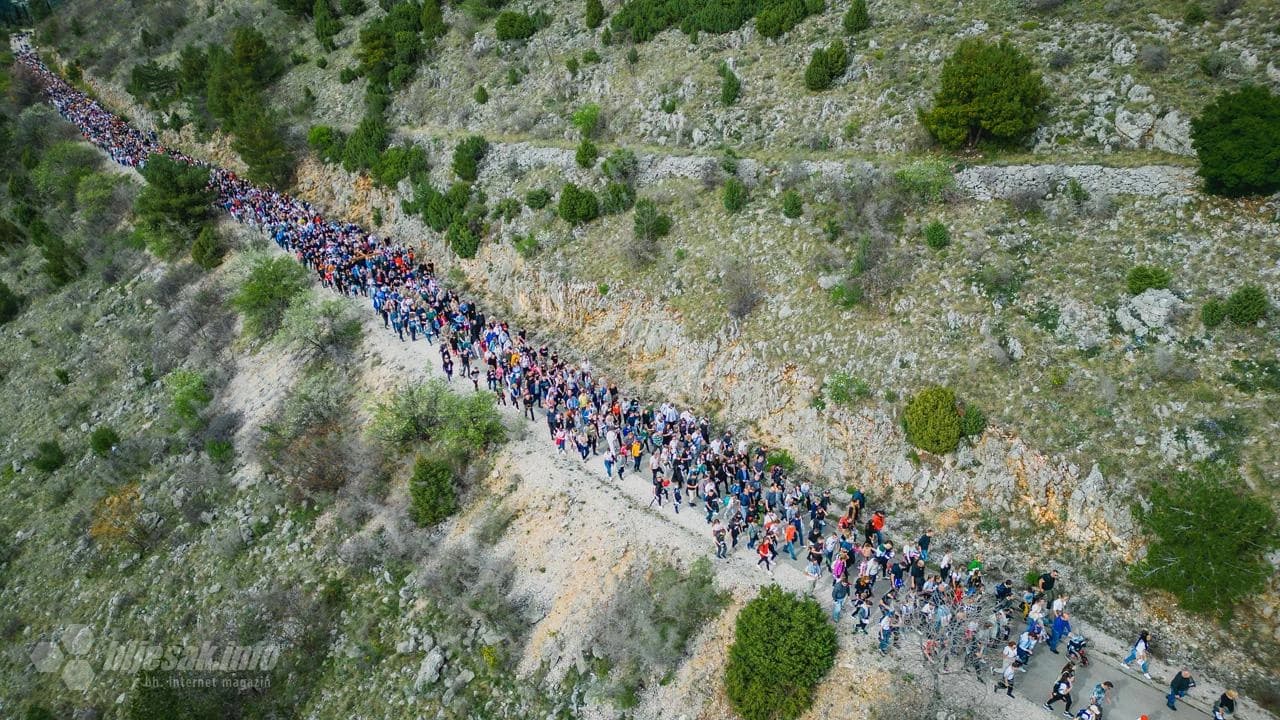 Tisuće vjernika se penje na Hum