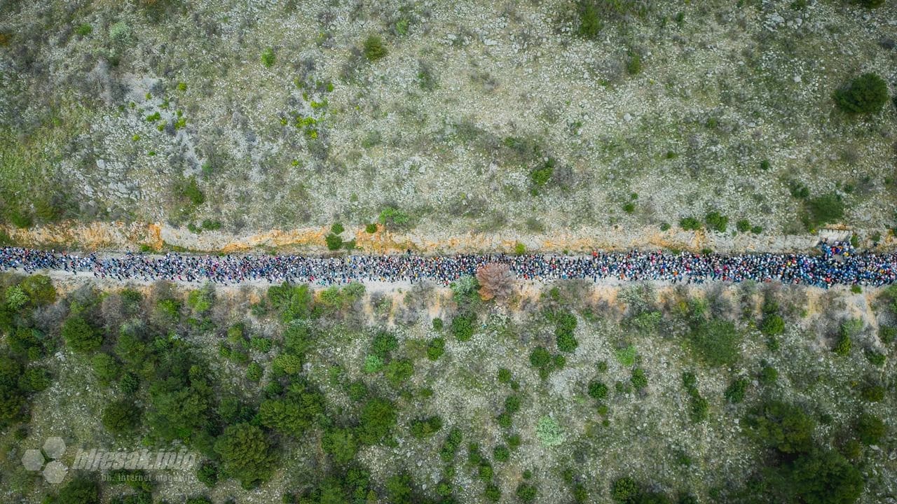 Vjernici pohode križni put