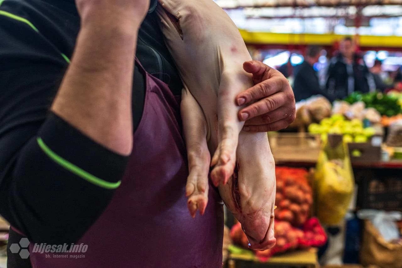 Odojak na ramenu mesara