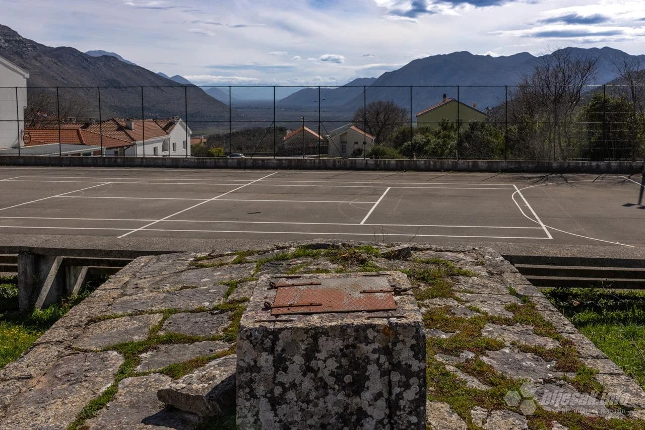 Čatrnja u mjestu, pokraj igrališta...