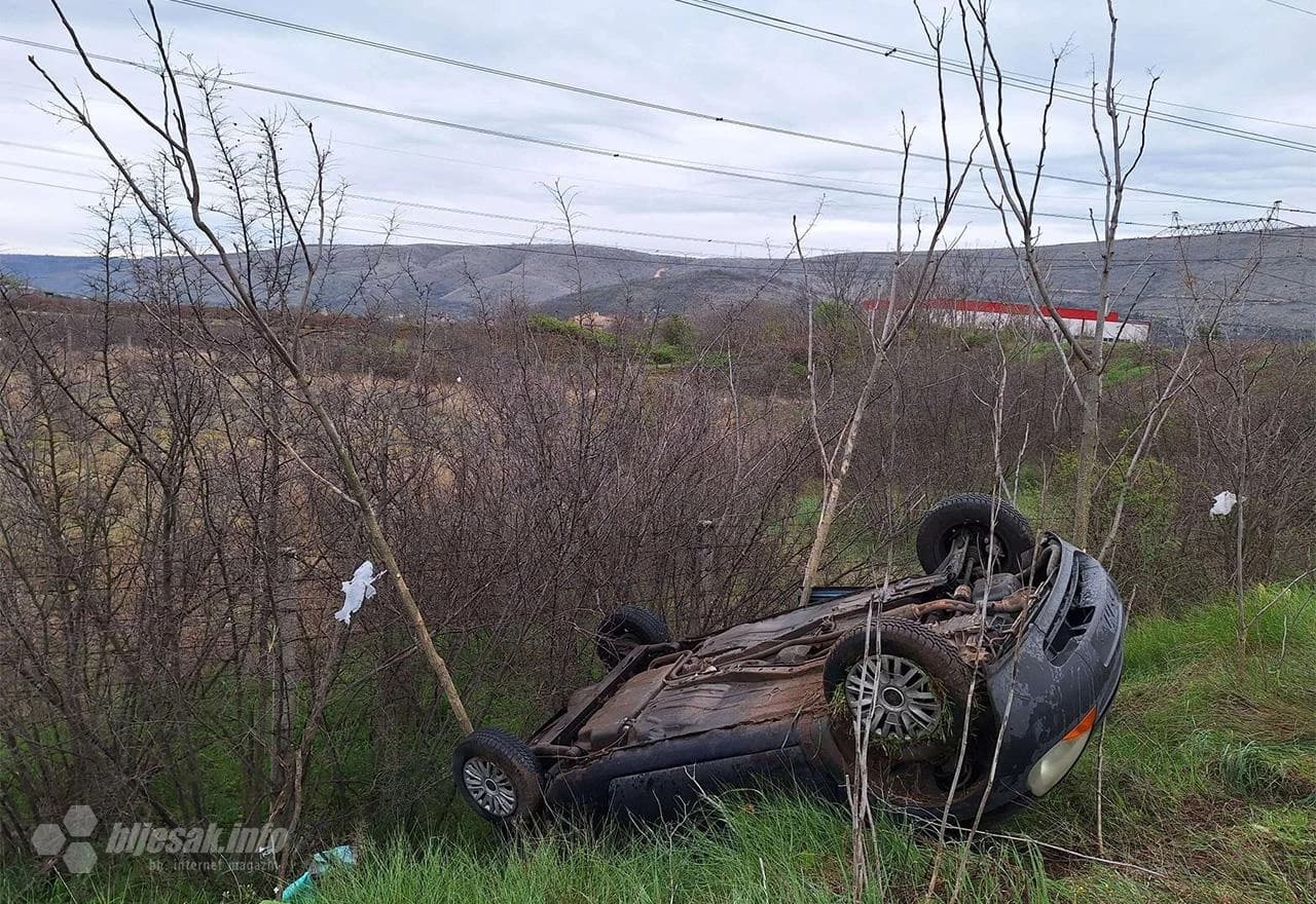 Donja Jasenica: Auto završilo na krovu