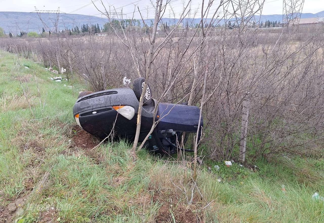 Donja Jasenica: Auto završilo na krovu