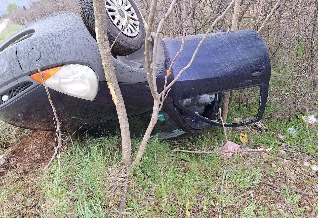 Donja Jasenica: Auto završilo na krovu