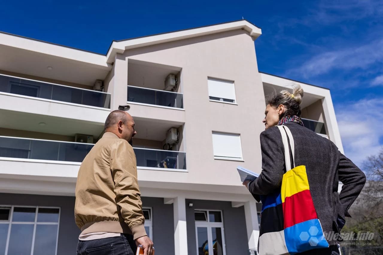 Ispred stambene zgrade u kojoj su smještene mlade obitelji...