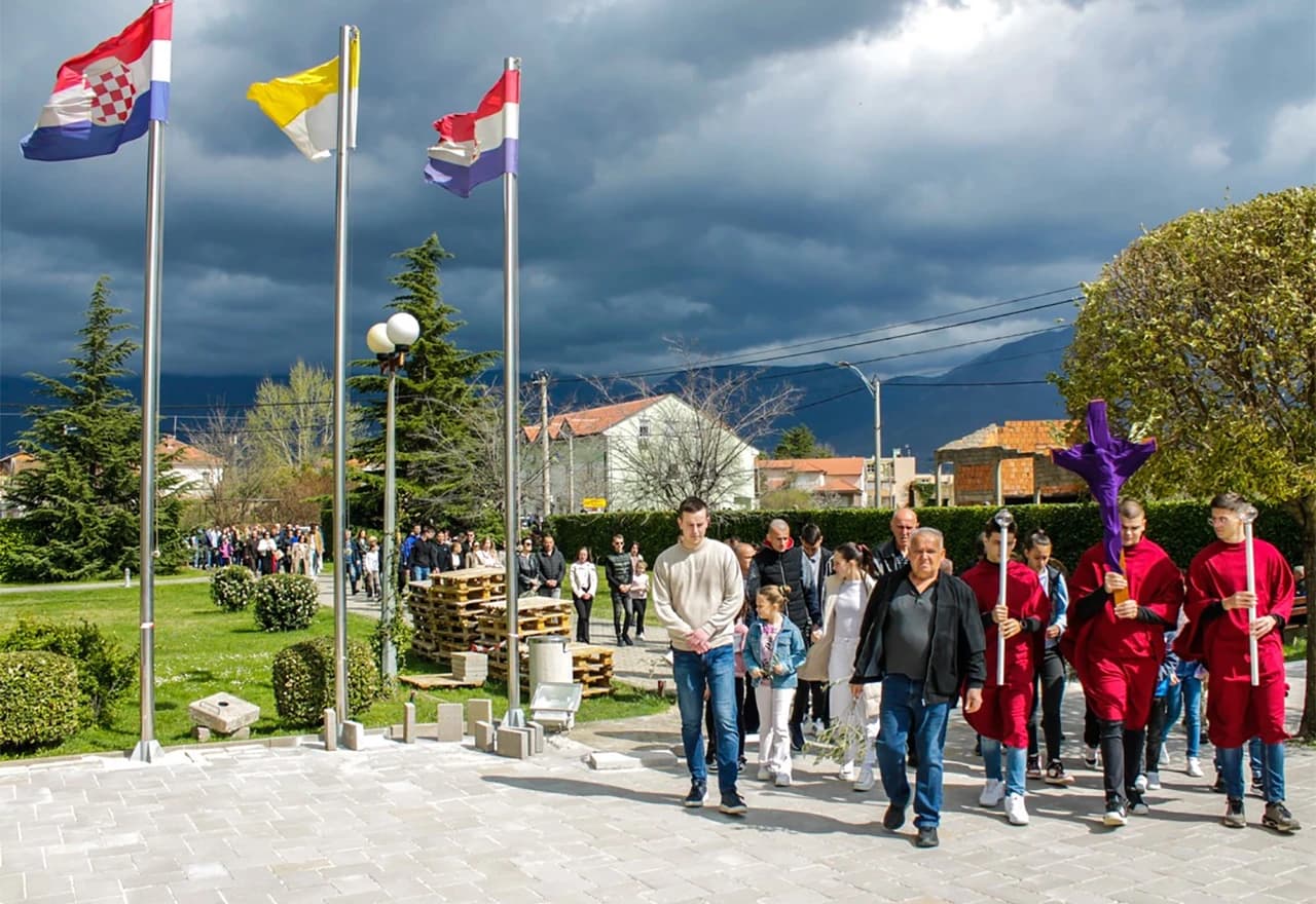 Svečano u Bijelom Polju kod Mostara na proslavi Cvjetnice