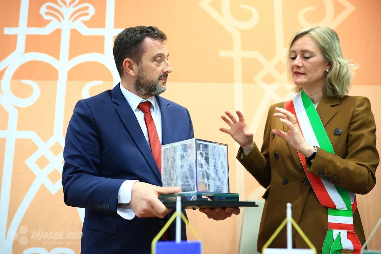 Nakon potpisivanja sporazuma čelnici dvaju gradova razmijenili su darove