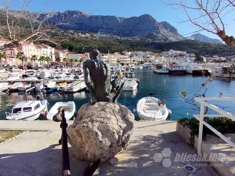 Ribar plete mrižu gledajući u središte Podgore