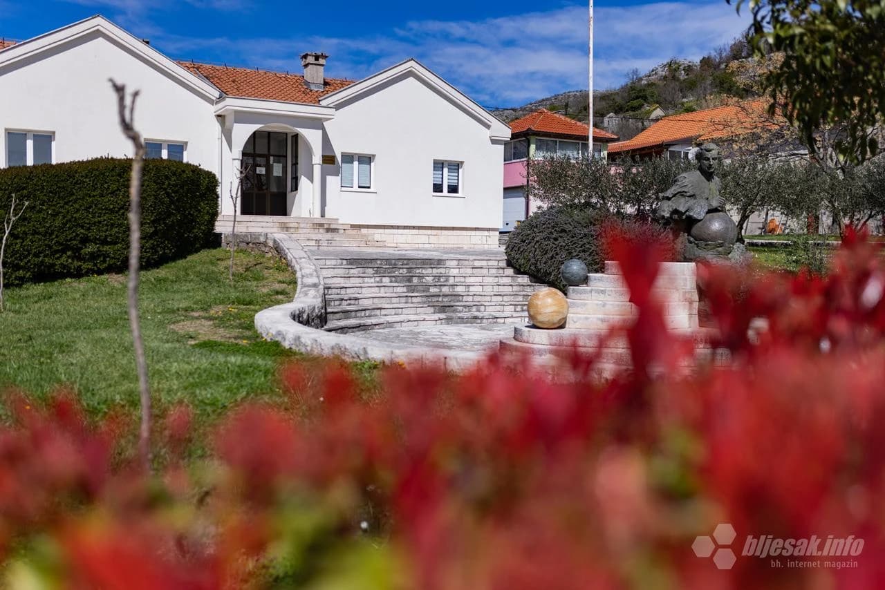 Zgrada općine, smještena iza spomenika velikom hrvatskom isusovcu i znanstveniku Josipu Ruđeru Boškoviću