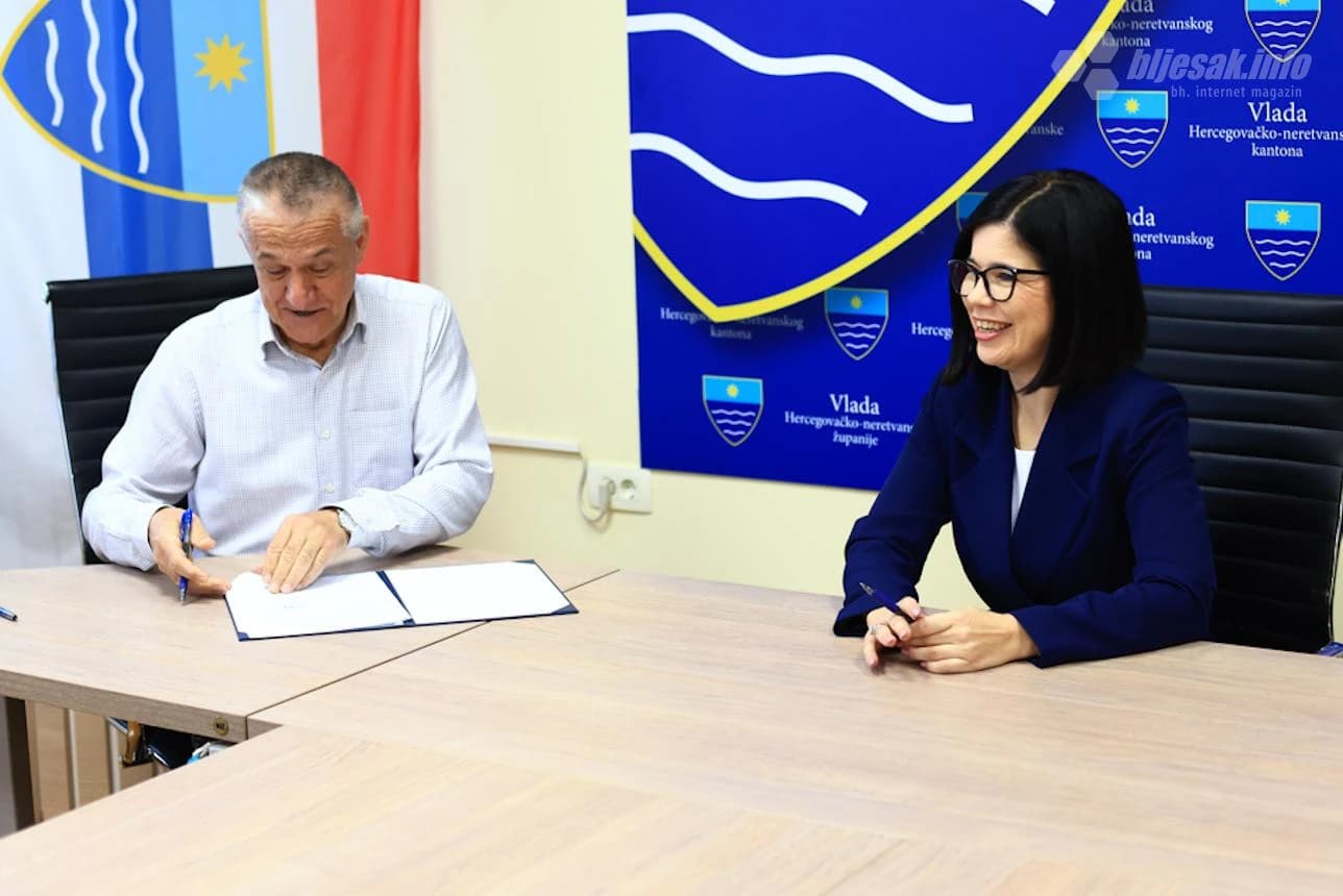 Potpisivanje ugovora uoči primopredaje zdravstvenih motornih vozila