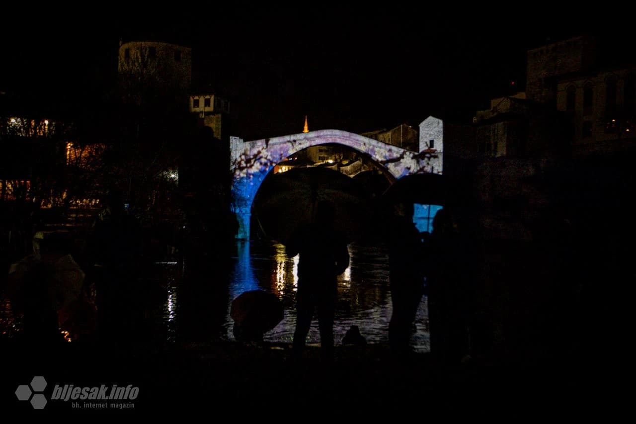 Stari most osvijetljen porukama ramazana