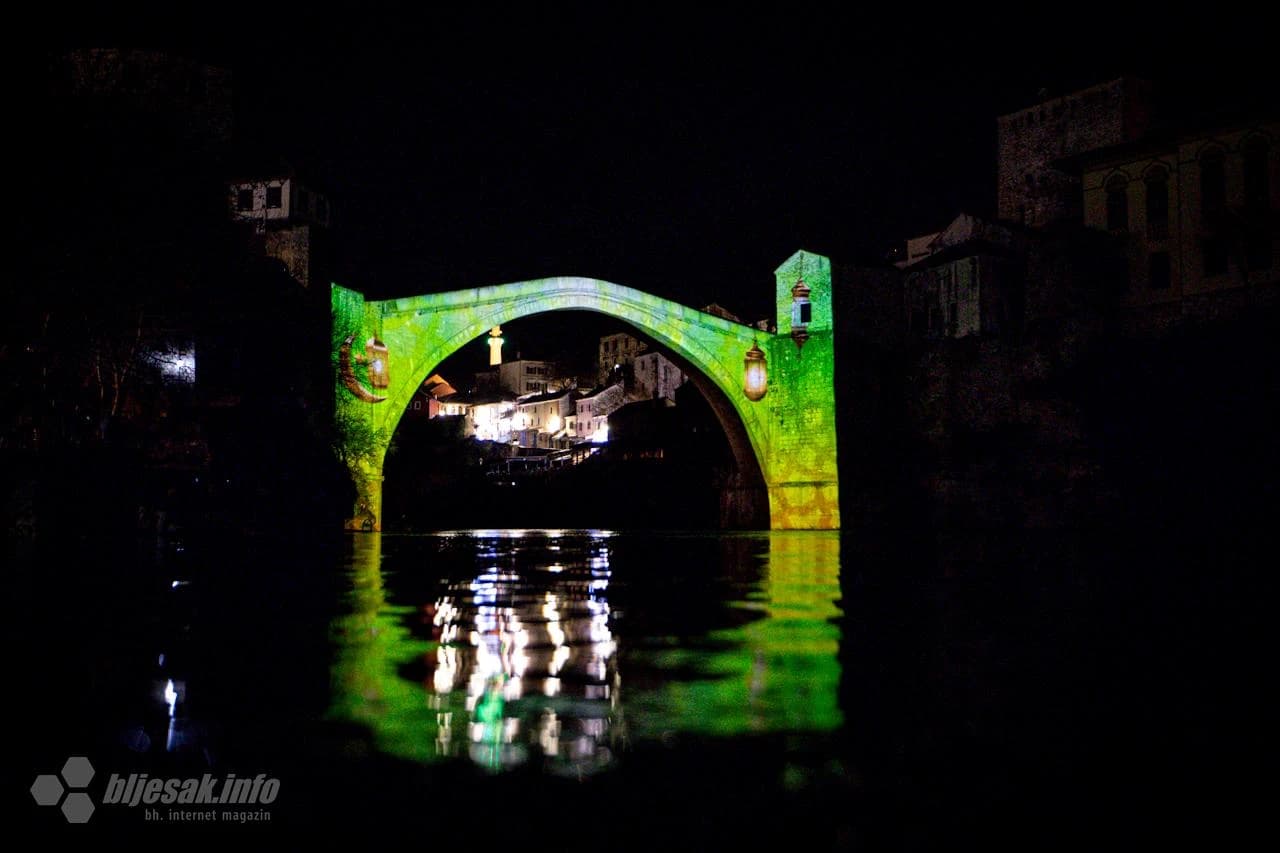 Stari most osvijetljen porukama ramazana
