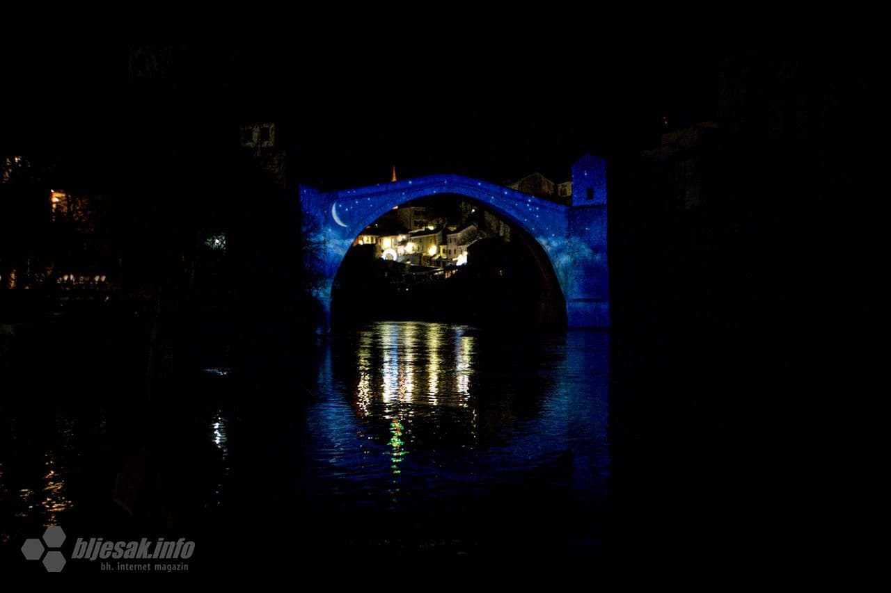 Stari most osvijetljen porukama ramazana