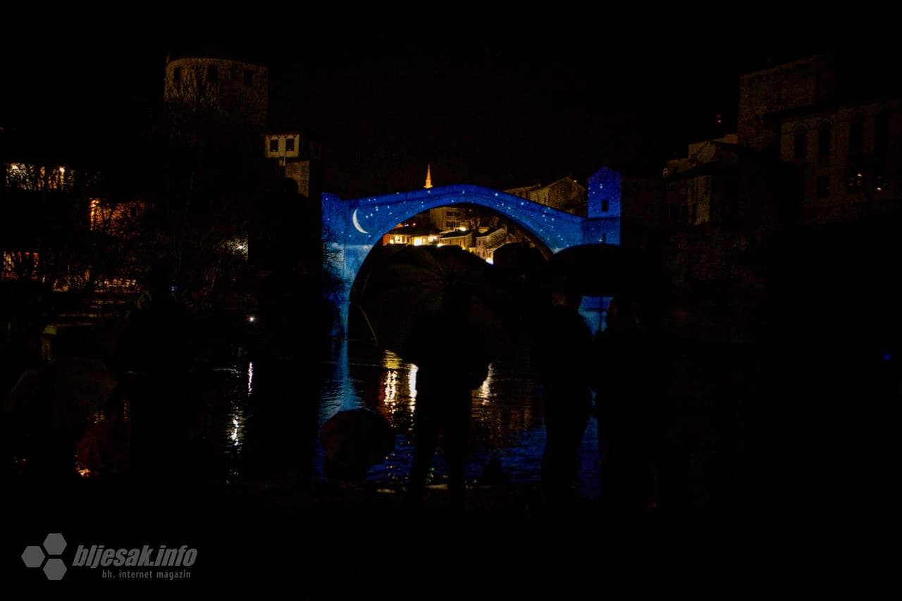 Stari most osvijetljen porukama ramazana