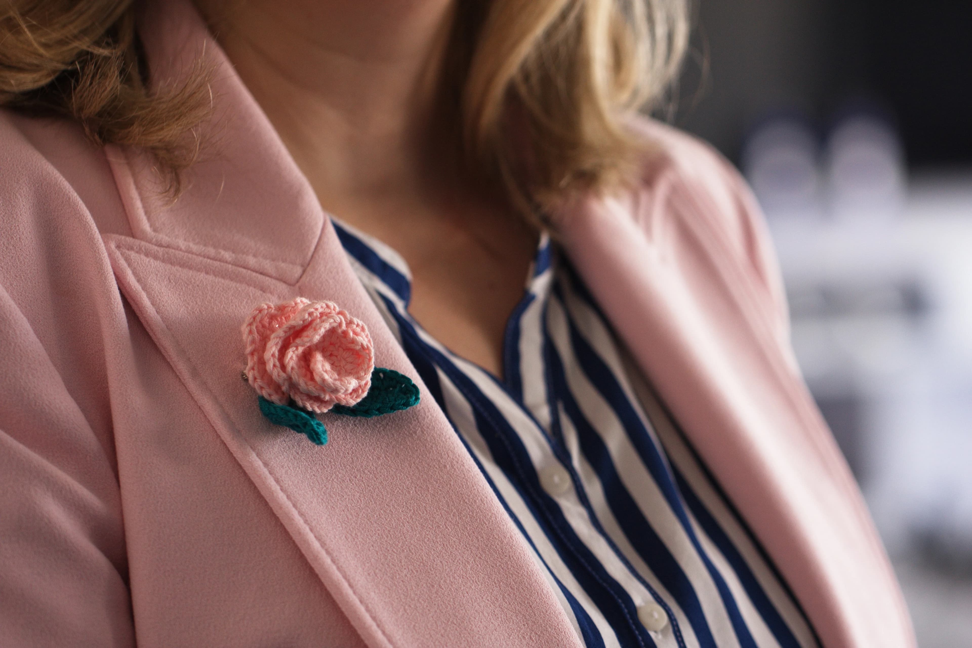 NLB Banka Sarajevo, broš, pletenu ružu sa posebnim značenjem