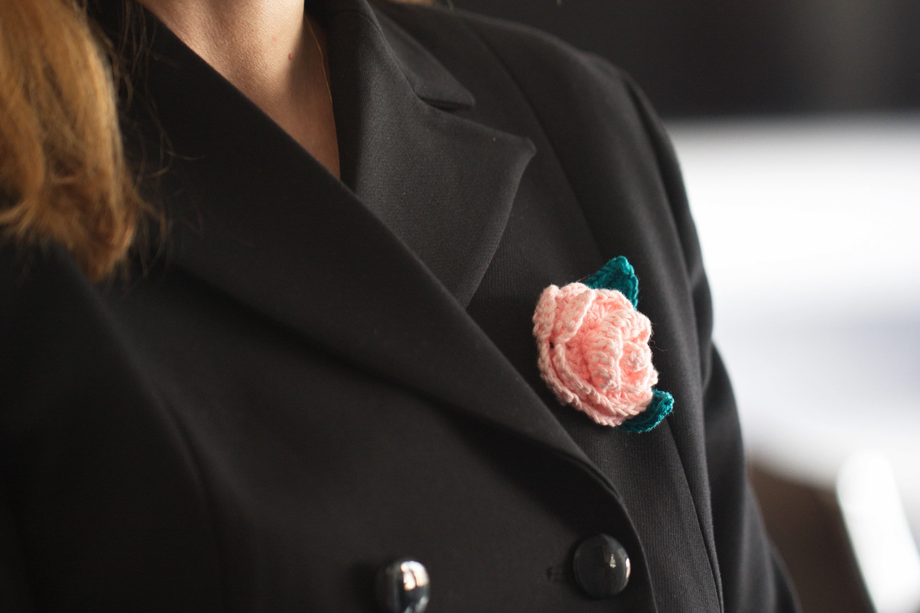 NLB Banka Sarajevo, broš, pletenu ružu sa posebnim značenjem