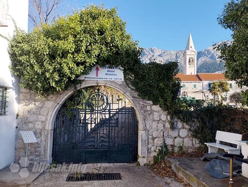 Ulazi u samostanski kompleks su zaključani…