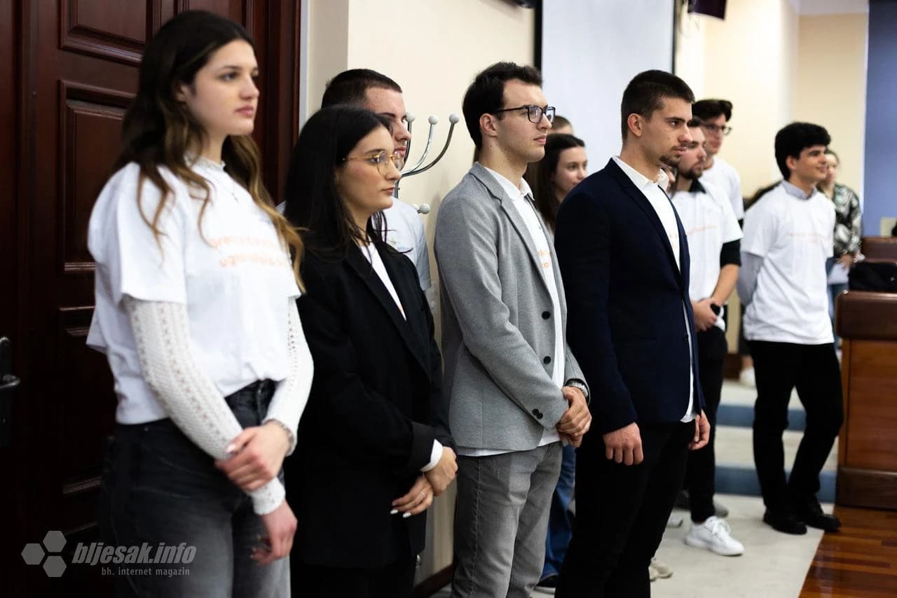 Mostarci učenici zamijenili školske za vijećničke klupe 