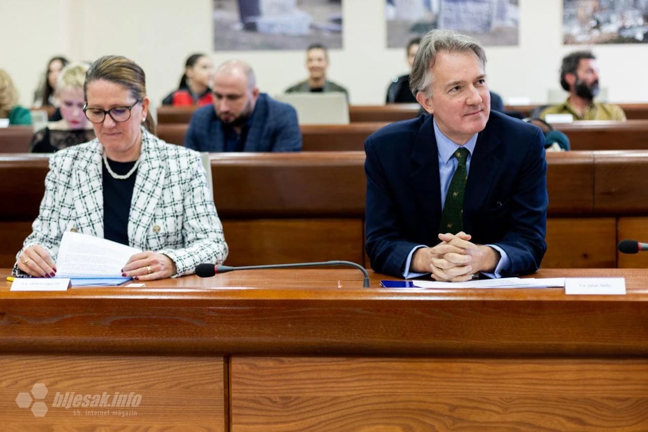 Mostarci učenici zamijenili školske za vijećničke klupe 