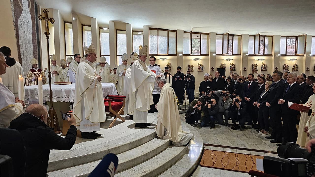 Uslijedio je čin polaganja ruku na glavu izabranika