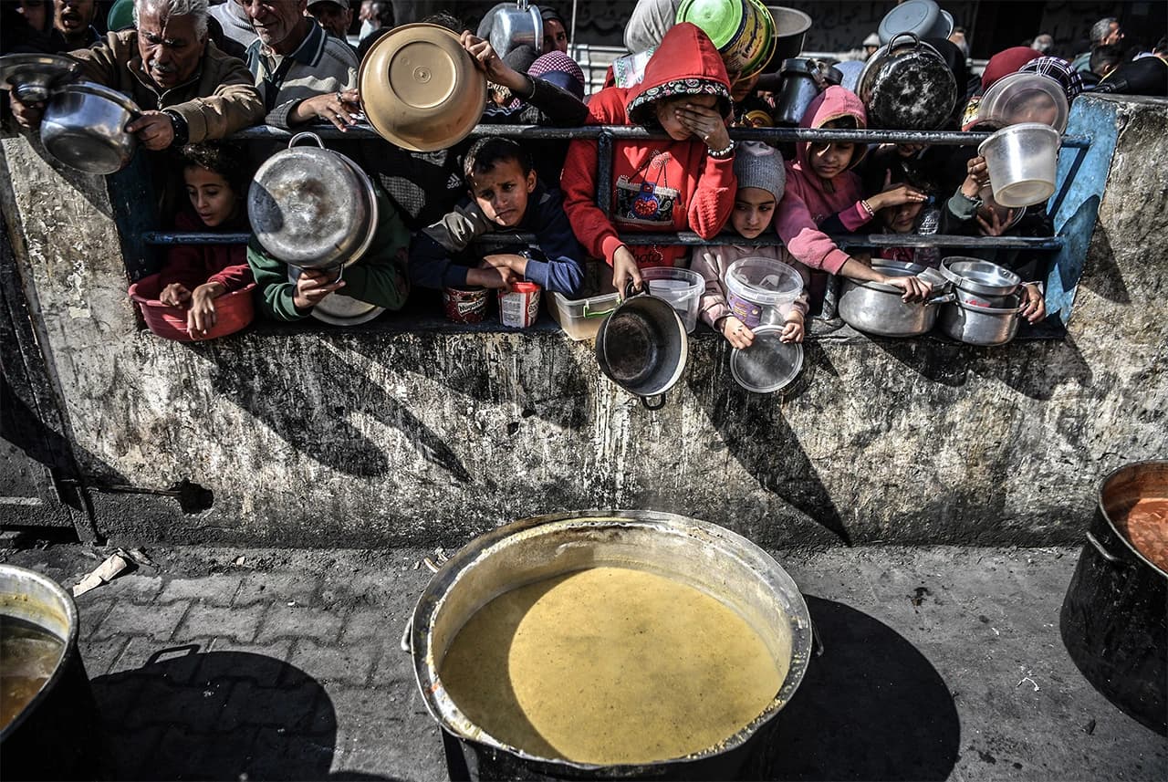 Humanitarna katastrofa: Djeca u Gazi satima čekaju u redovima kako bi dobili hranu