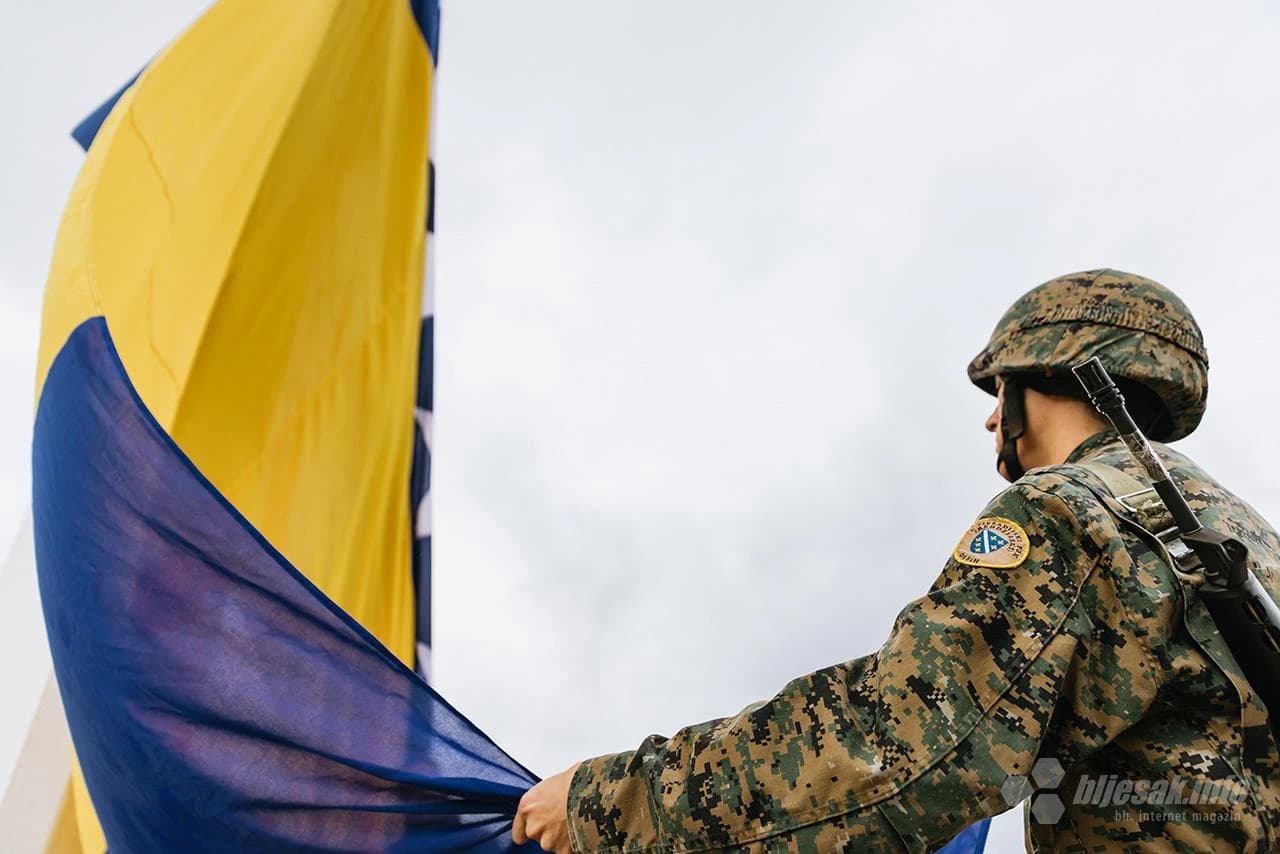 Podizanje zastave BiH na Fortici iznad Mostara
