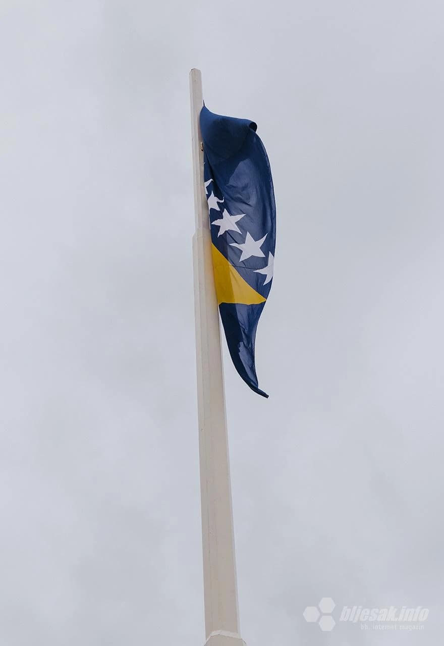 Podizanje zastave BiH na Fortici iznad Mostara
