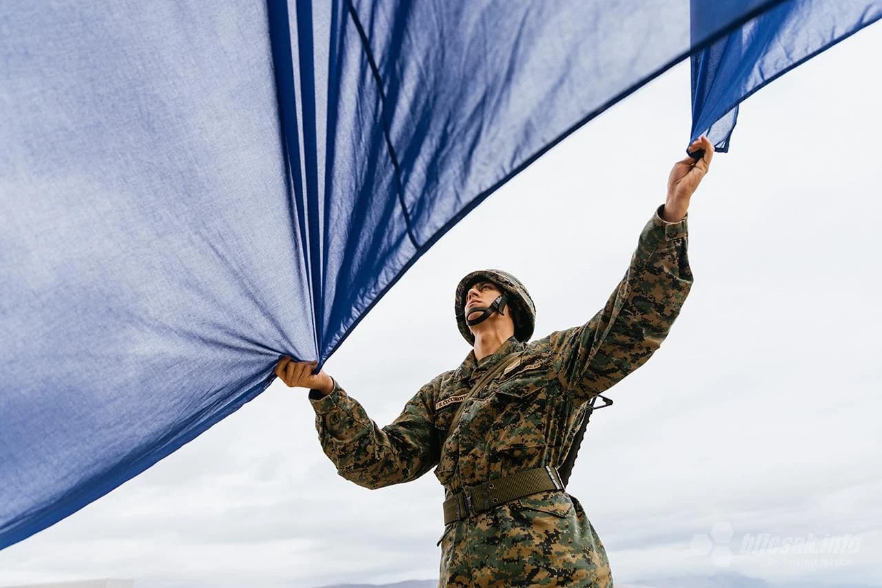 Podizanje zastave BiH na Fortici iznad Mostara
