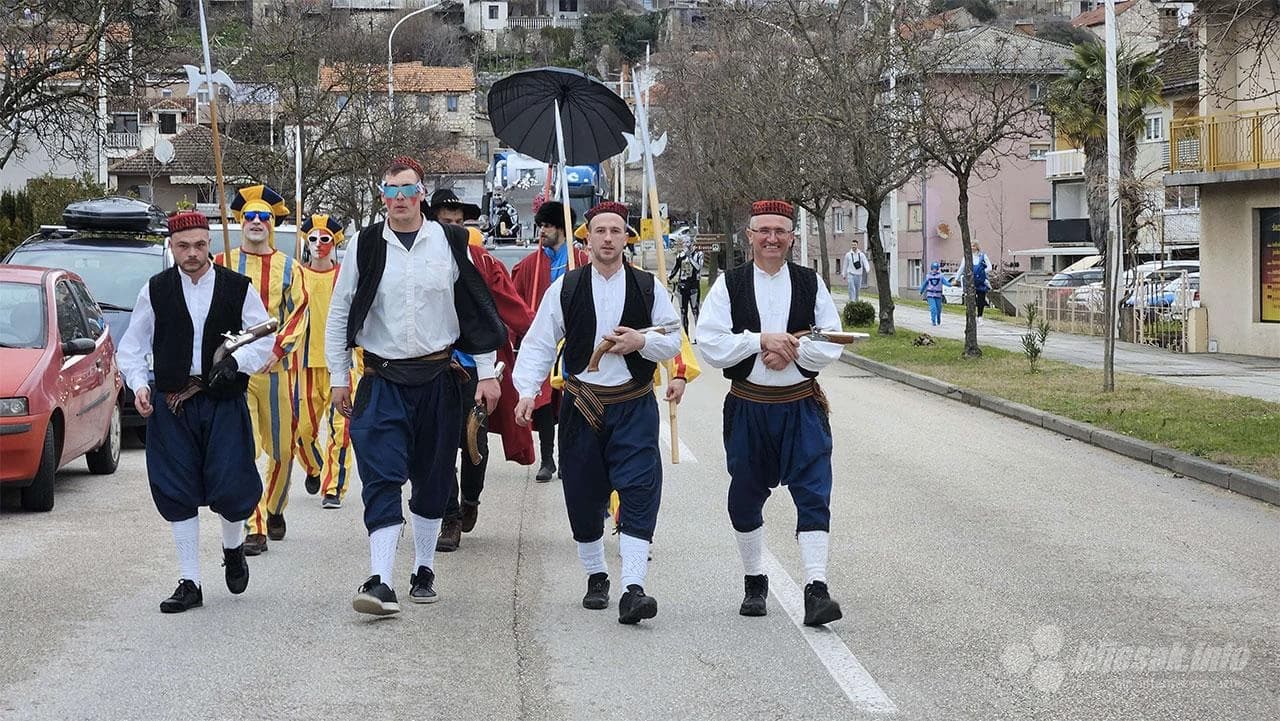 Maškare prodefilirale gradom, a Maškarska Republika preuzela vlast