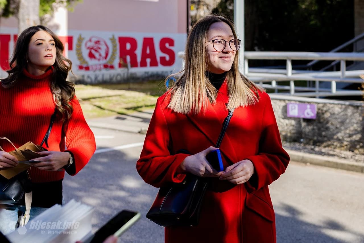 Studentice šetnjom obilježile Dan crvenih haljina u Mostaru 