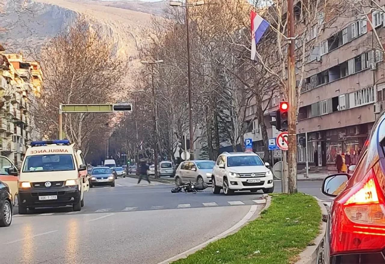 Sudarili se osobni automobil i motor
