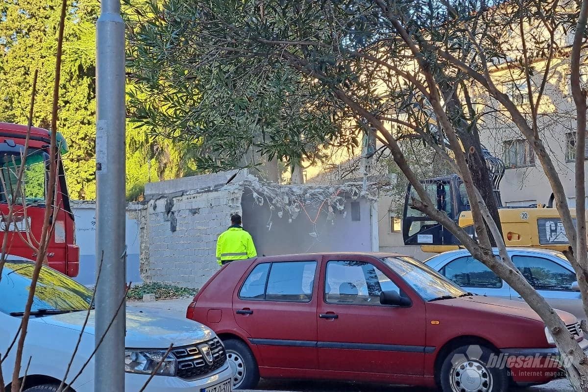 Rušenje garaža u Zagrebačkoj ulici