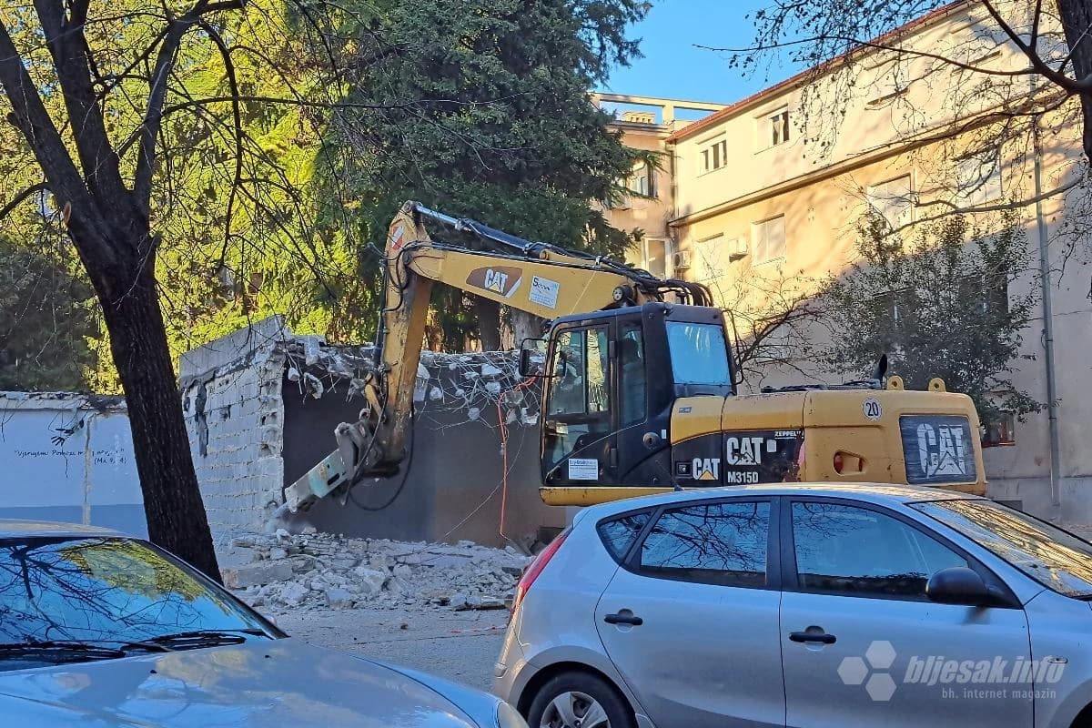 Rušenje garaža u Zagrebačkoj ulici