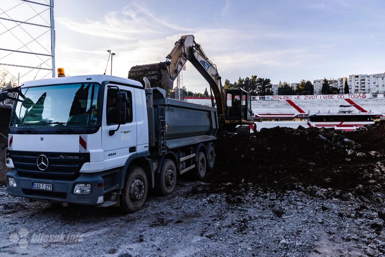 Početkom tjedna, počelo je i rušenje tribine 'Stajanje' na stadionu HŠK Zrinjski
