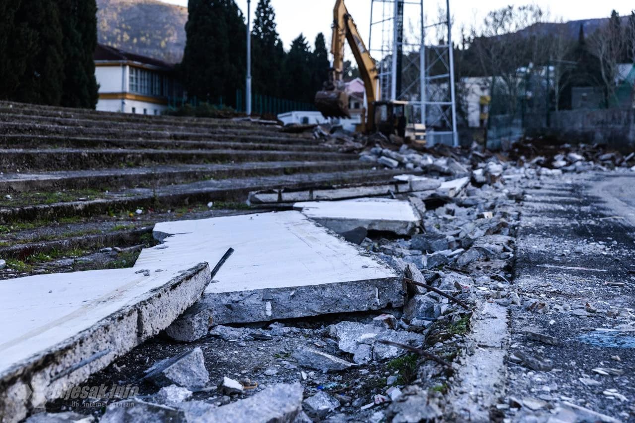 Početkom tjedna, počelo je i rušenje tribine 'Stajanje' na stadionu HŠK Zrinjski