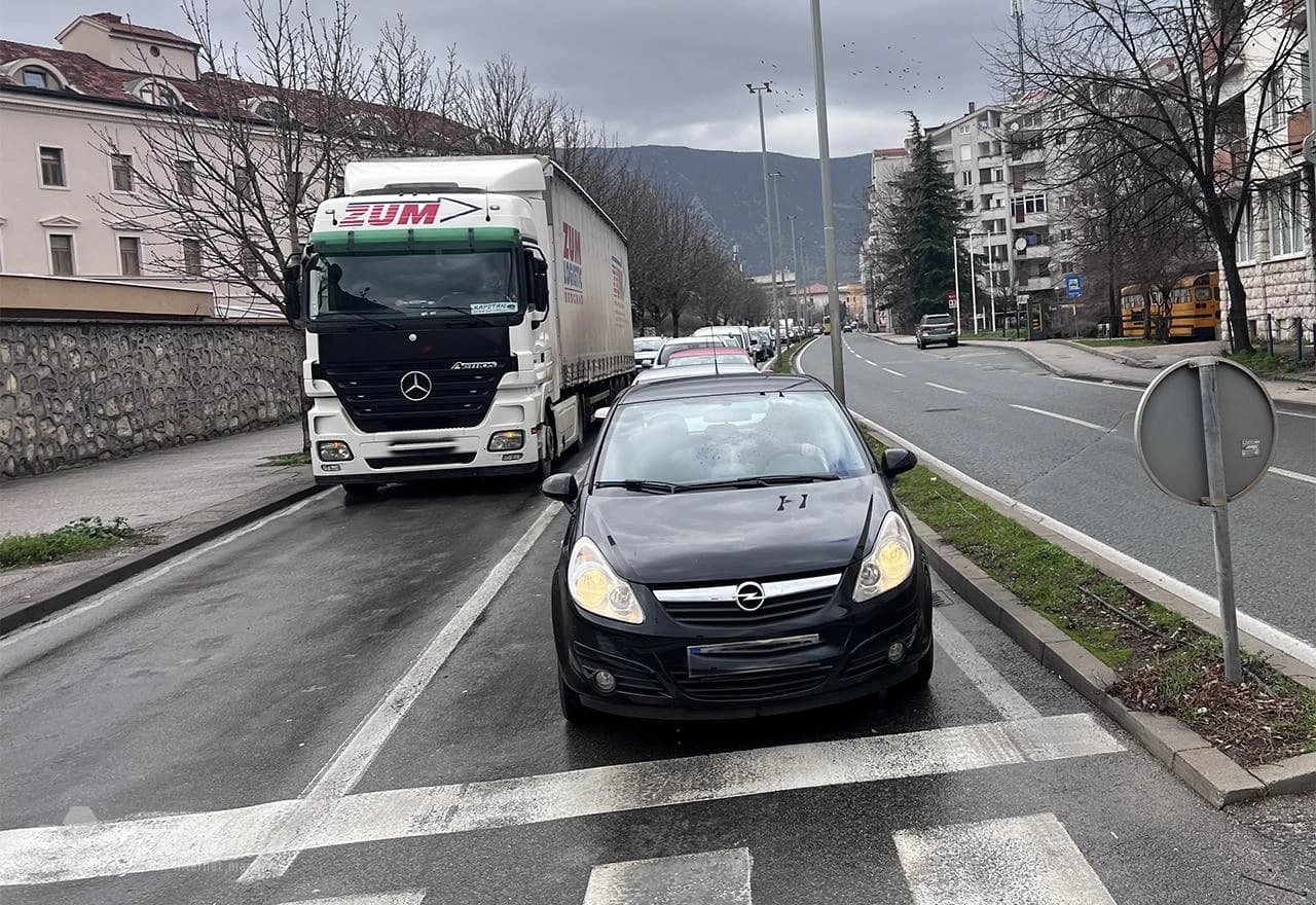 Pokvareni tegljač izavao prometni kaos u Mostaru