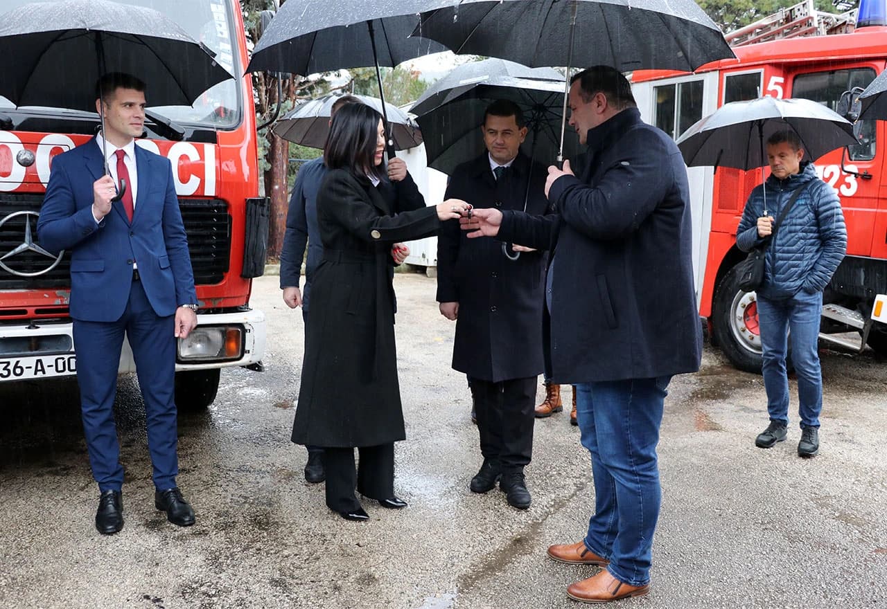 Marija Buhač s predstavnicima Vlade HNŽ predala ključeve vatrogasnog vozila Profesionalnoj vatrogasnoj postrojbi Općine Neum