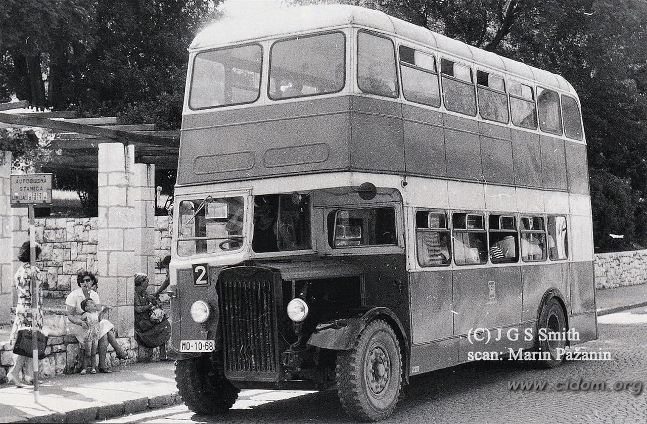 Glavna ulica – autobusno stajalište kod Pozorišta s dvospratnim autobusom (foto JGS Smith – scan: Marin Pažanin) 1960-ih