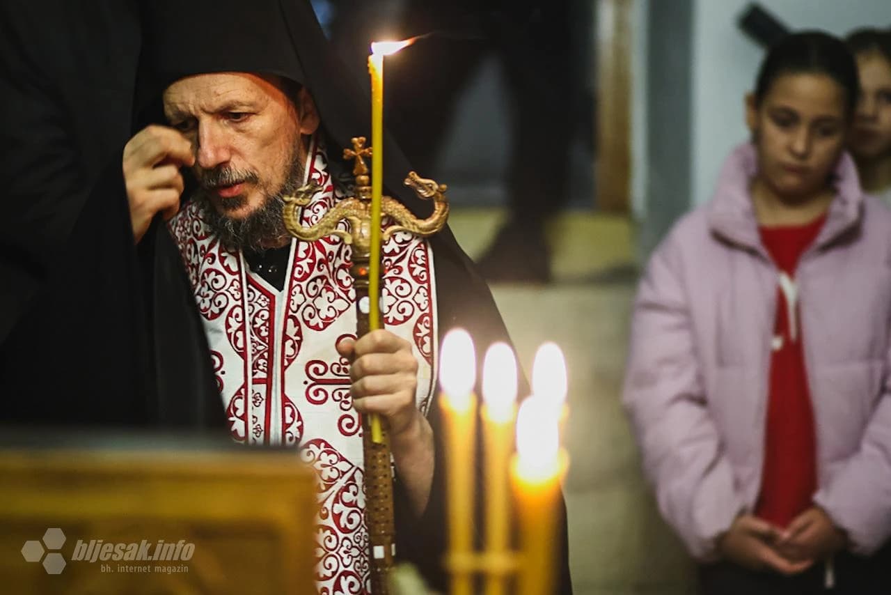 Mostar: Pravoslavni vjernici zapalili Badnjak i time obilježili početak proslave Badnje večer
