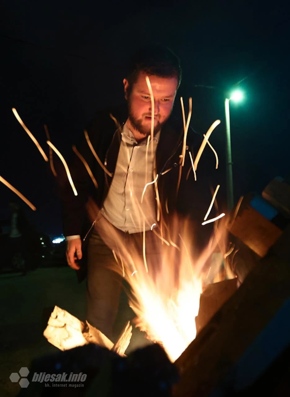 Mostar: Pravoslavni vjernici zapalili Badnjak i time obilježili početak proslave Badnje večer