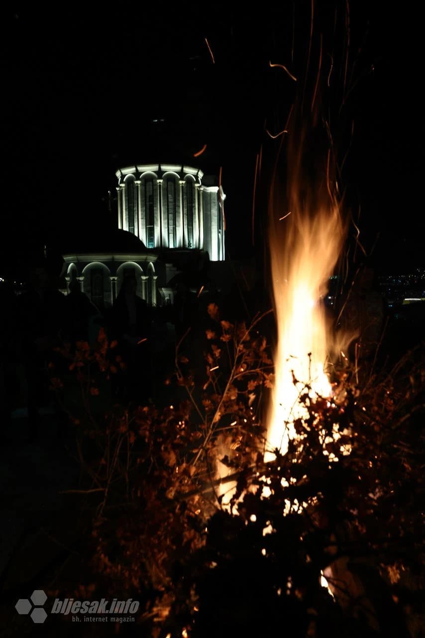 Mostar: Pravoslavni vjernici zapalili Badnjak i time obilježili početak proslave Badnje večer